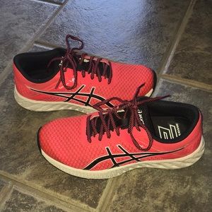 asics pink running shoe